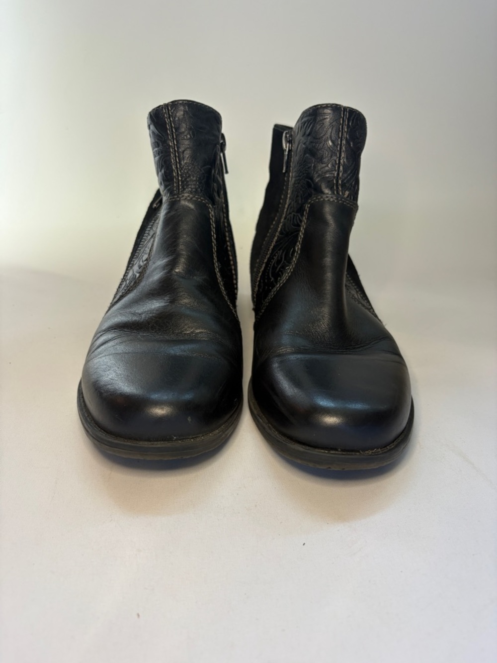 the Earth Origins Navigate Noah Leather & Suede Embossed Ankle Booties Size 9.5 - Picture 2 of 11